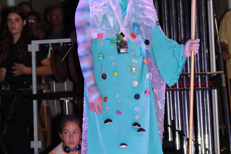 Y los mares sucumben ante la acción depredadora y el egoísmo de la humanidad en los Escacs Vivents de Xàbia  Y los mares sucumben ante la acción depredadora y el egoísmo de la humanidad en los Escacs Vivents de Xàbia